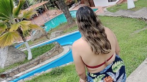 En paseo familiar le follo el coño humedo a la cachonda de Candy – Porno en Español