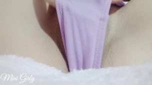 Linda  juega con su coño mojado frente la webcam – Mini Girly