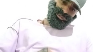 Masturbándome muy duro por mi amiga boto toda mi leche a chorros