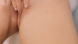 Se masturba en el baño de su amiga y se mete un cepillo