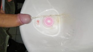 verga orinando en el trabajo